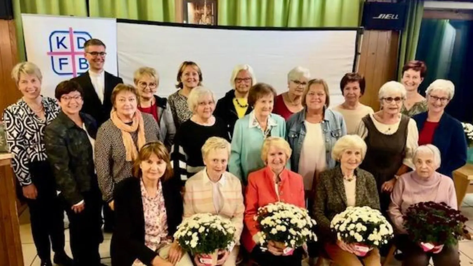 Zahlreiche Mitglieder konnte die Vorsitzende des Neustädter Katholischen Frauenbunds, Stefanie Hetz (links), für langjährige Treue ehren. Erstmals bei einer Jahreshauptversammlung des Frauenbunds war der neue Stadtpfarrer Thomas Kopp (hinten, Zweiter von links) dabei. Er nahm das Amt des Geistlichen Beirats mit Freude an. (Bild: Andreas Wollmann)