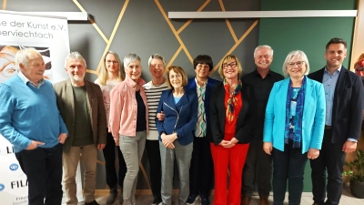 Die Vorstandschaft der Freunde der Kunst wurde weitgehend in ihren Ämtern bestätigt. Heike Hagl (Dritte von links) kam als Beisitzerin neu in das Leitungsgremium.  (Bild: Georg Lang)