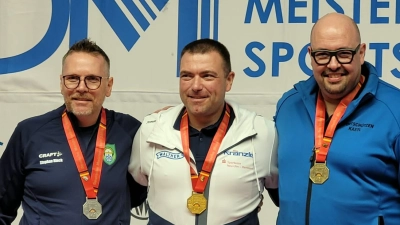 Markus Hartung (rechts) auf dem Siegerpodest mit dem Zweitpalzierten Stephan Rinck (links) und dem neuen Deutschen Meister Stefan Hausner (Mitte). (Bild: Wolfgang Raps)