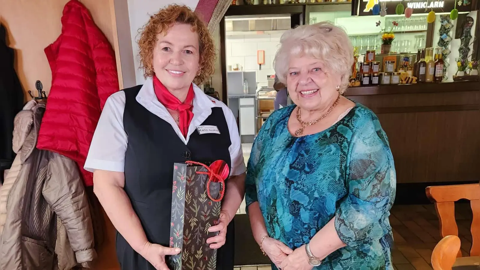 Foto: Viele Infos rund um die Tagespflege gab es beim letzten Seniorentreff von BRK-Mitarbeiterin Karin Soukup. Mit Helga Adlhoch (rechts). (Bild: Karin Betz)