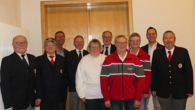 Bei der Jahreshauptversammlung der BRK Bereitschaft konnten Stefan Kunert, Tanja Winter, Bernd Peuker und Hans und Edith Pickel (4. bis 8. von links)die Ehrungen für langjährige Mitgliedschaft aus der Hand von Bereitschaftsleiter Leonhard Pickel (li)entgegennehmen. Es gratulierten Kreisvorsitzender Gerd Geismann, Bürgermeister Peter Achatzi(2. und 3 von links) und Kreisgeschäftsführer Sebastian Schaller und stellv. Kreisberereitschaftsleiter Wolfgang Potsch.  (Bild: Michael Rattai)