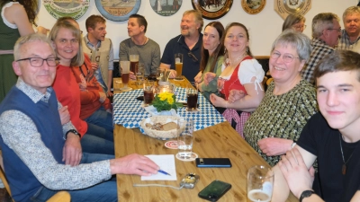Wo kann es schöner sein, als zwischendurch mal beim Bockbierfest? Nirgends, so sagten sich sichtlich die Gäste! Denn Musik und und Gesang sowie die Niebler Buam waren an dem Abend das Fundament im Schützenheim.  (Bild: Michael Götz)