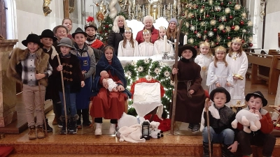 Das Bild zeigt die Krippenspielkinder mit Rita Gleißner, Luise Köllner und Tina Trummer. (Bild: Rita Gleißner)