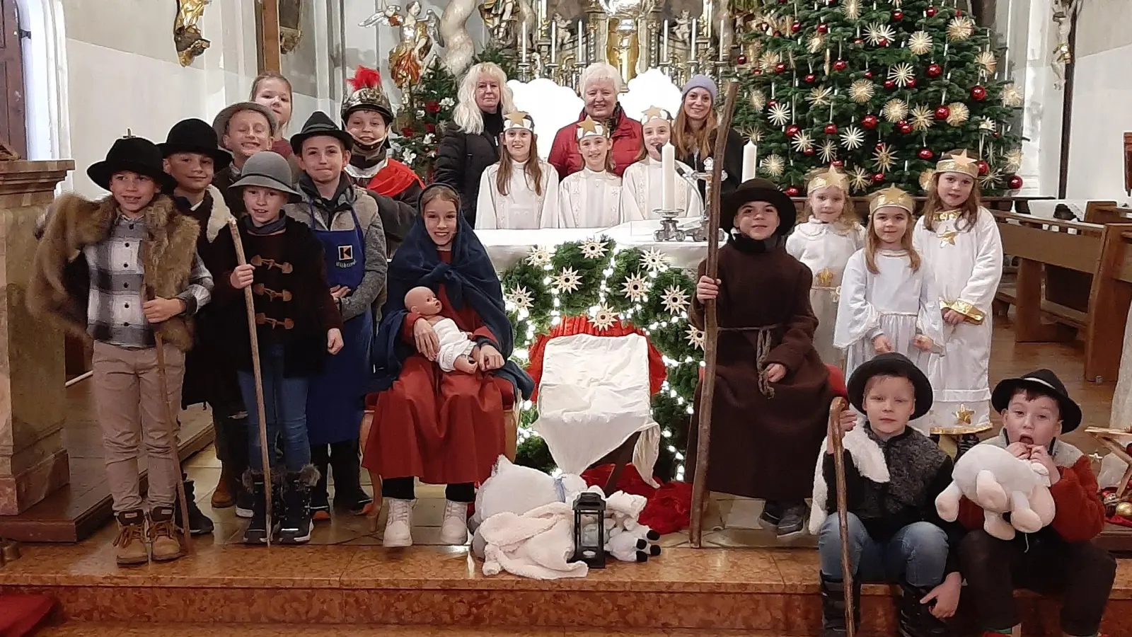 Das Bild zeigt die Krippenspielkinder mit Rita Gleißner, Luise Köllner und Tina Trummer. (Bild: Rita Gleißner)