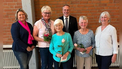 von links Kerstin Aufschneider, Marille Weigl, Inge Binner, Pfarrer Josef Irlbacher, Christa Farnbauer und Angelika Kirner (Bild: Angelika Kirner)