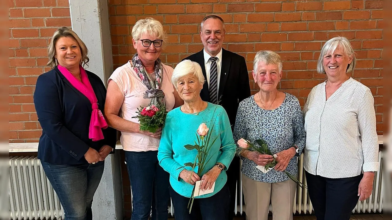 von links Kerstin Aufschneider, Marille Weigl, Inge Binner, Pfarrer Josef Irlbacher, Christa Farnbauer und Angelika Kirner (Bild: Angelika Kirner)