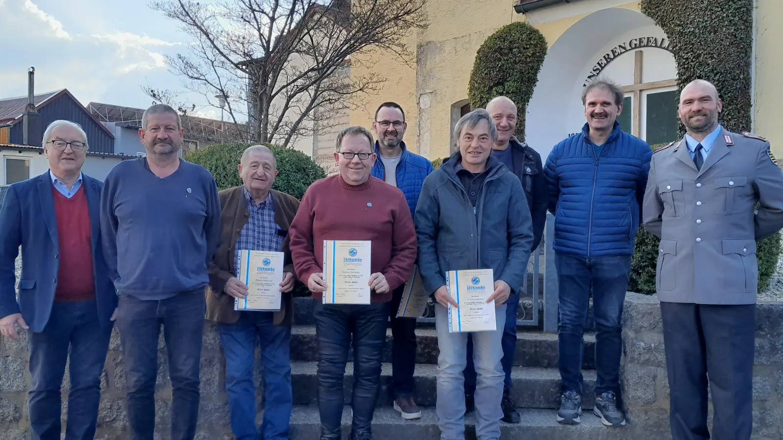 3.Bürgermeister Gottfried Beer (li.) und Vereinsvorsitzender Robert Schenk (re.) im Kreise der für ihre Treue zum Verein ausgezeichnete Kameraden, von 10 bis 50 Jahre Vereinszugehörigkeit war alles dabei und vertreten (Bild: Robert Schenk)