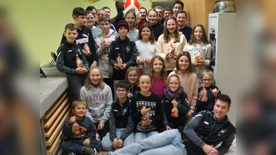 Lauter strahlende Gesichter gab es beim Nikolausschießen der Eichelbachschützen Weihern - Stein. Sportleiter Stefan Gradl ( liegend vorne ) und Schützenmeister Matthias Reis ( hinten neben St. Nikolaus ) haben mit Ihren Team wieder erstklassige Arbeit geleistet. (Bild: Hans Schlosser)
