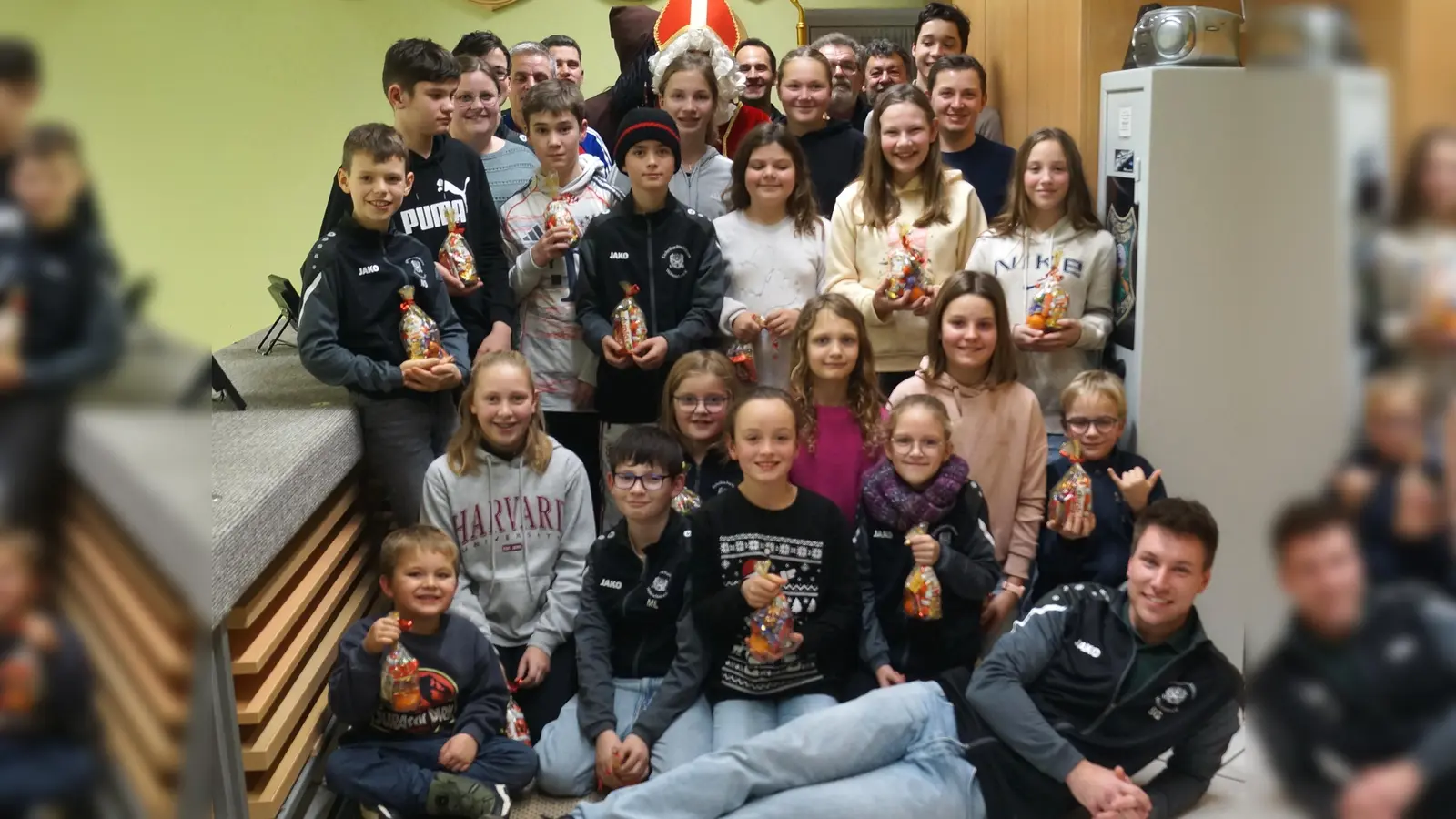 Lauter strahlende Gesichter gab es beim Nikolausschießen der Eichelbachschützen Weihern - Stein. Sportleiter Stefan Gradl ( liegend vorne ) und Schützenmeister Matthias Reis ( hinten neben St. Nikolaus ) haben mit Ihren Team wieder erstklassige Arbeit geleistet. (Bild: Hans Schlosser)