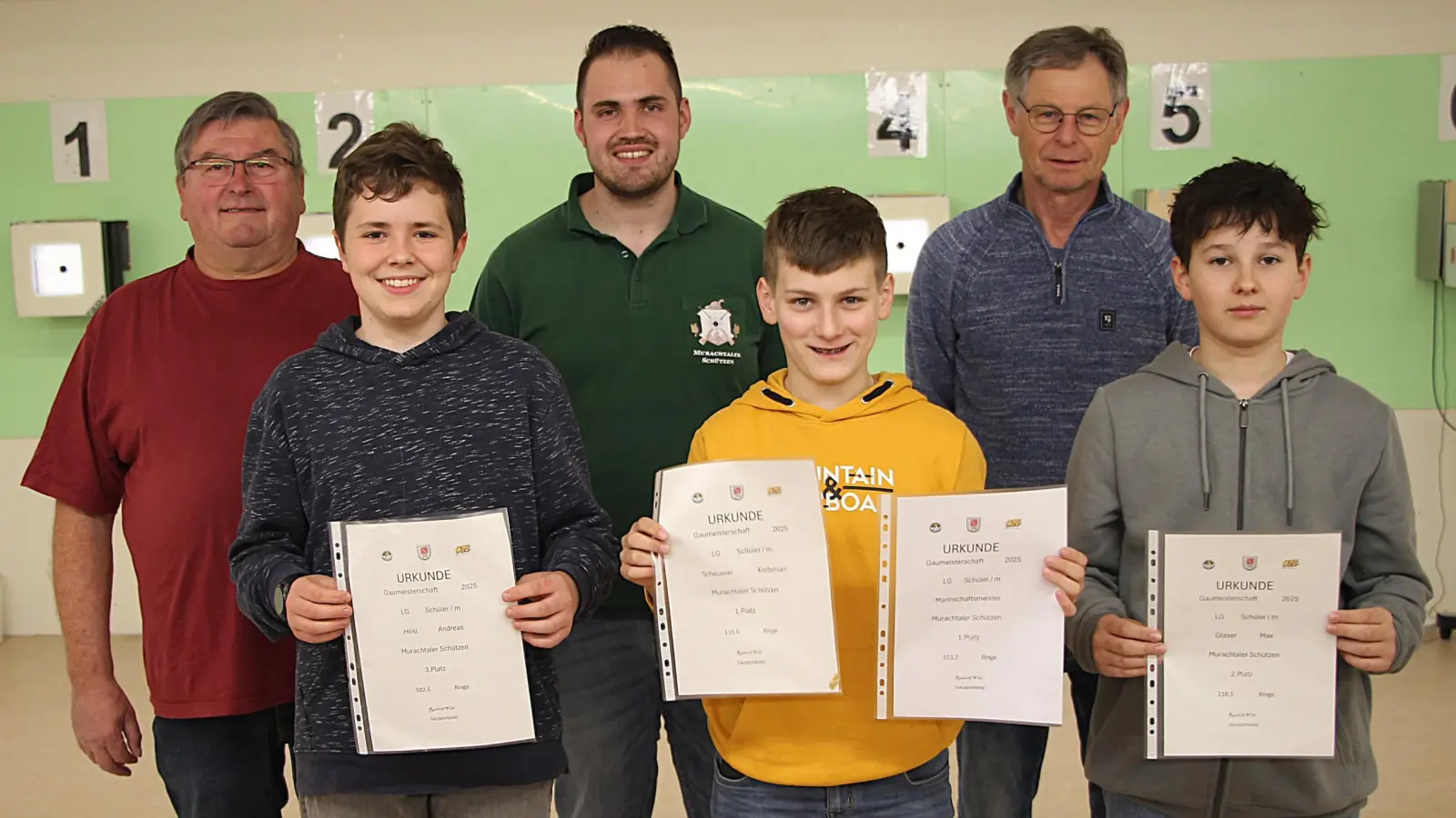 Die erfolgreichen Jungschützen mit den Schützenmeistern Fuchs und Ehrenfried und Schießleiter Alfred Schießlbauer (Bildmontage: Christoph Zinkl)