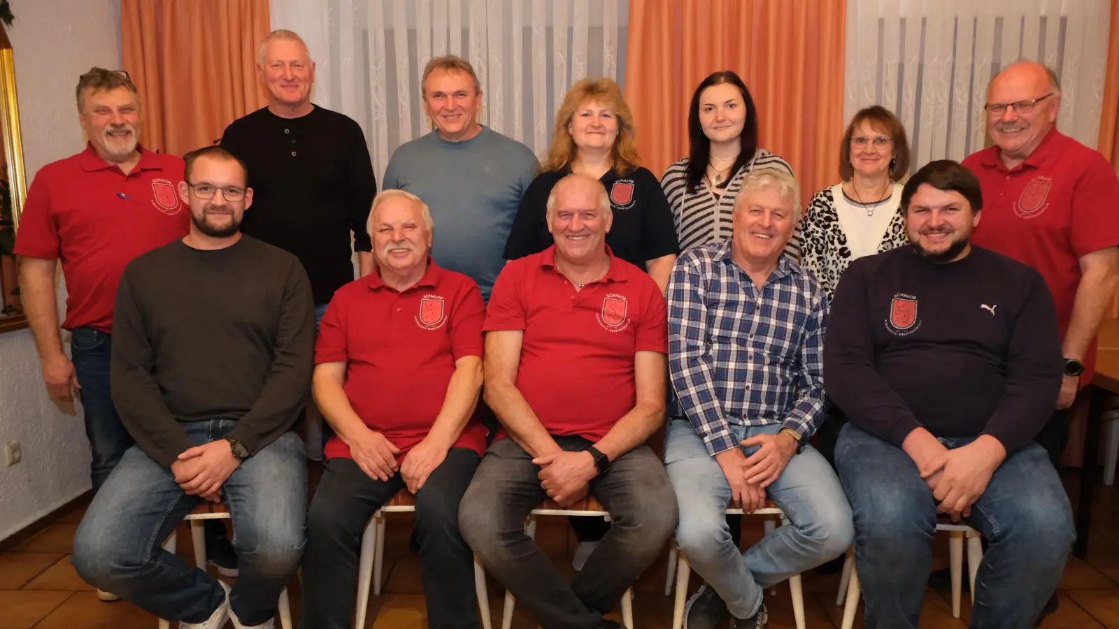 Vordere Reihe (v. links nach rechts): Christian Hopfner (Beirat), Josef Ebnet (Schnupftuchwart), Georg Haberkorn (Präsident), Andy Haberkorn (Beirat), Andy Fritsch (Kassier). Hintere Reihe (v. links nach rechts): Reinhold Biller (Vergnügungswart), Franz Haberkorn (Beirat), Stefan Kick (Beirat), Christa Kick (Vizepräsidentin), Antonia Kick (Medienwart), Renate Haberkorn (Kassenprüferin), Dr. Johannes Weig (Schriftführer). (Bild: Dr. Johannes Weig)