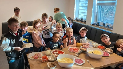 Ein Teil der Kinder beim Pizzabelegen (Bild: Ulrike Schulhauser)