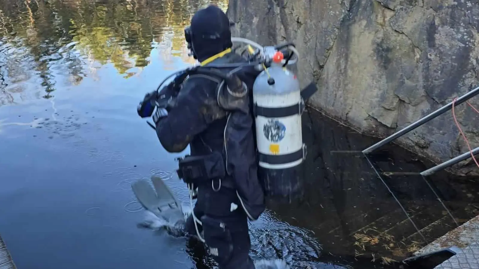 Taucher TC Nautilus beim Sprung ins kalte Wasser. (Bild: Tom Neufeld)