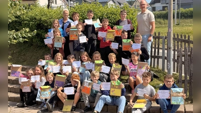 Die neuen Mittelschüler freuen sich zusammen mit Lehrerin Sissy Zeltner (hinten links) und Schulleiter Alexander Köstler (hinten rechts) auf den Start ins Schuljahr 2026/27. (Bild: Thomas Eber)