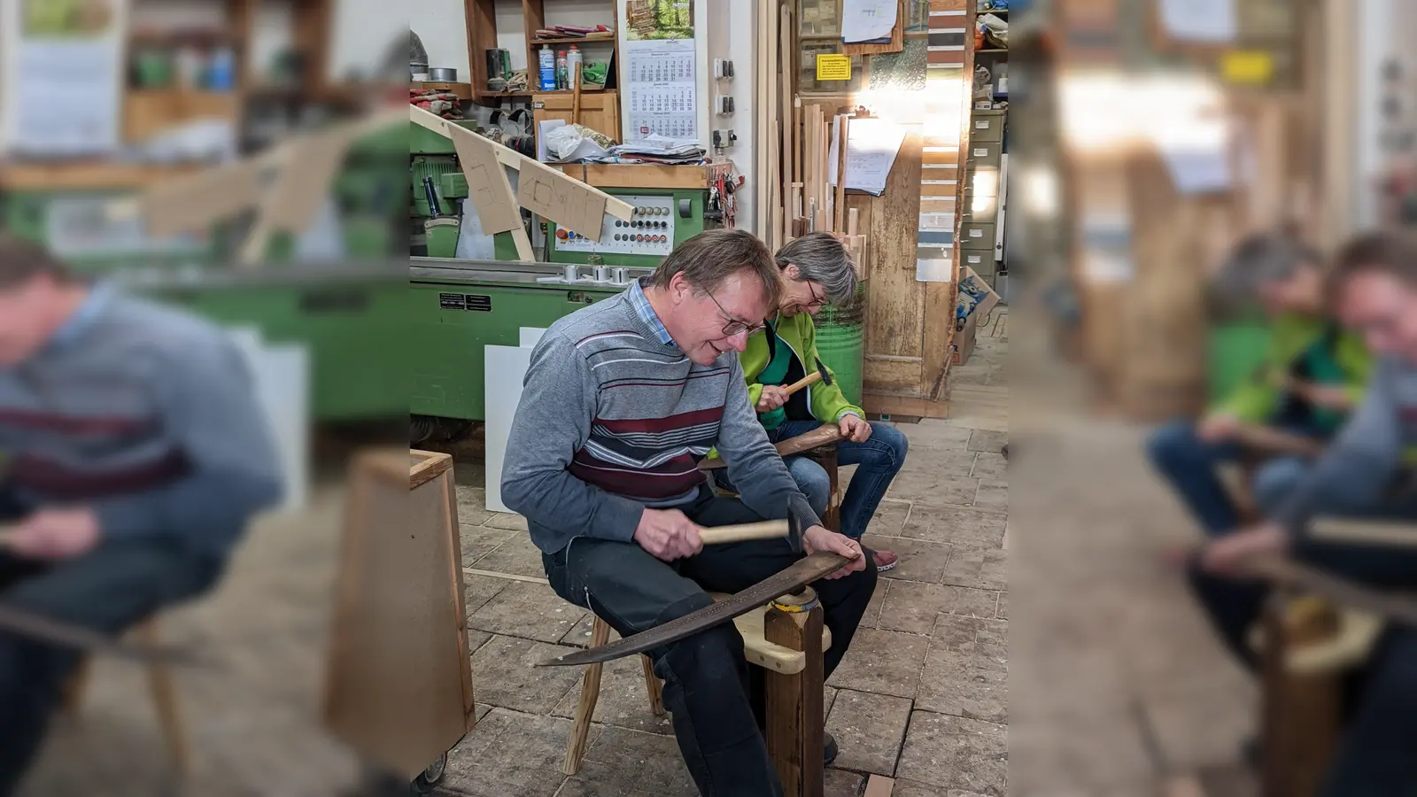 Beim Dengeln braucht es Muße.  (Bild: Verena Bauer)