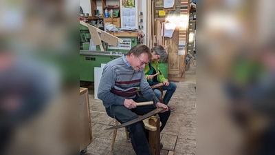 Beim Dengeln braucht es Muße.  (Bild: Verena Bauer)