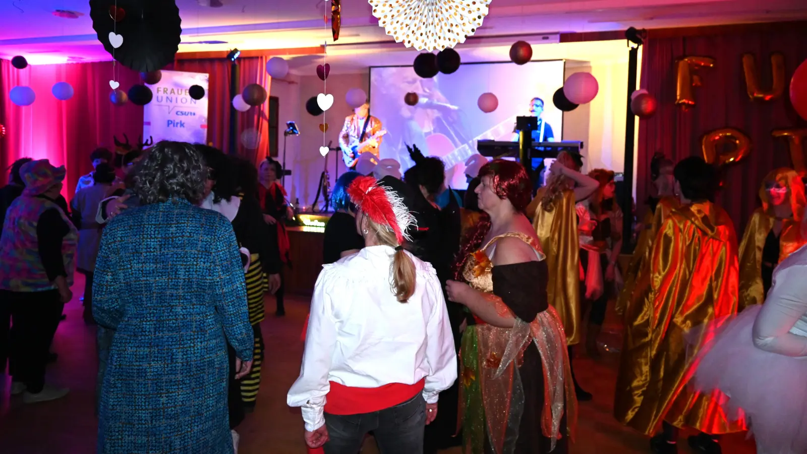 Zur Musik der Band „Sommerwind” schwangen die Frauen fröhlich das Tanzbein. (Bild: Gwendolyn Hübner)