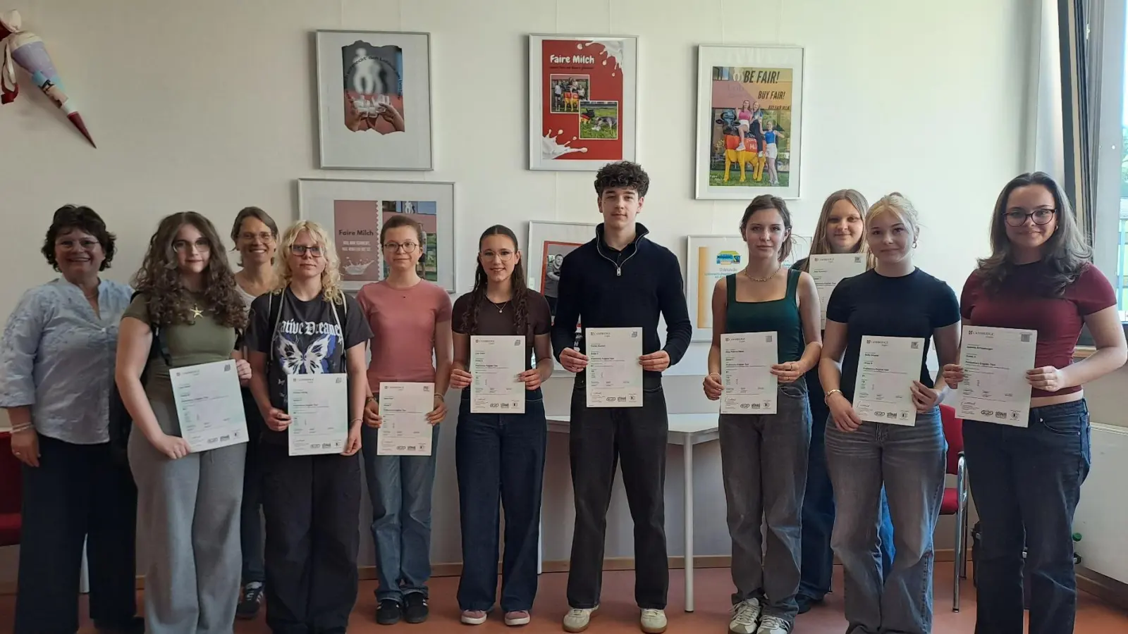 Die Teilnehmerinnen und Teilnehmer am PET-Test mit ihren Zertifikaten. (Bild: Eva Ernst)