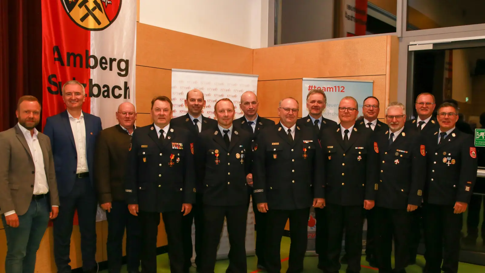 Bei der Verbandsversammlung wurden zahlreiche aktive Feuerwehrmänner mit Ehrenzeichen geehrt.  (Bild: Florian Schlegel)