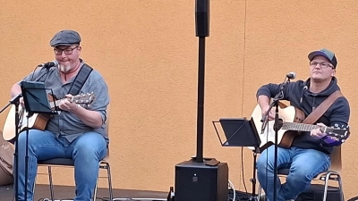 Für die musikalische Unterhaltung sorgte das Akustik-Duo „D'Hans und I“ mit den beiden Vollblutmusikern Johannes Hochwart und Christian Schmucker (v.r.). (Bild: Karl Ziegler)
