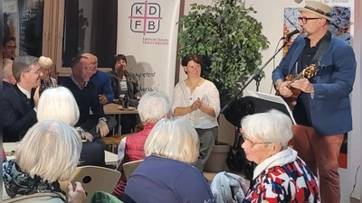 Hubert Treml sorgt für heitere Stimmung im Pfarrheim St. Georg in Neustadt. (Bild: Doris Enzmann)