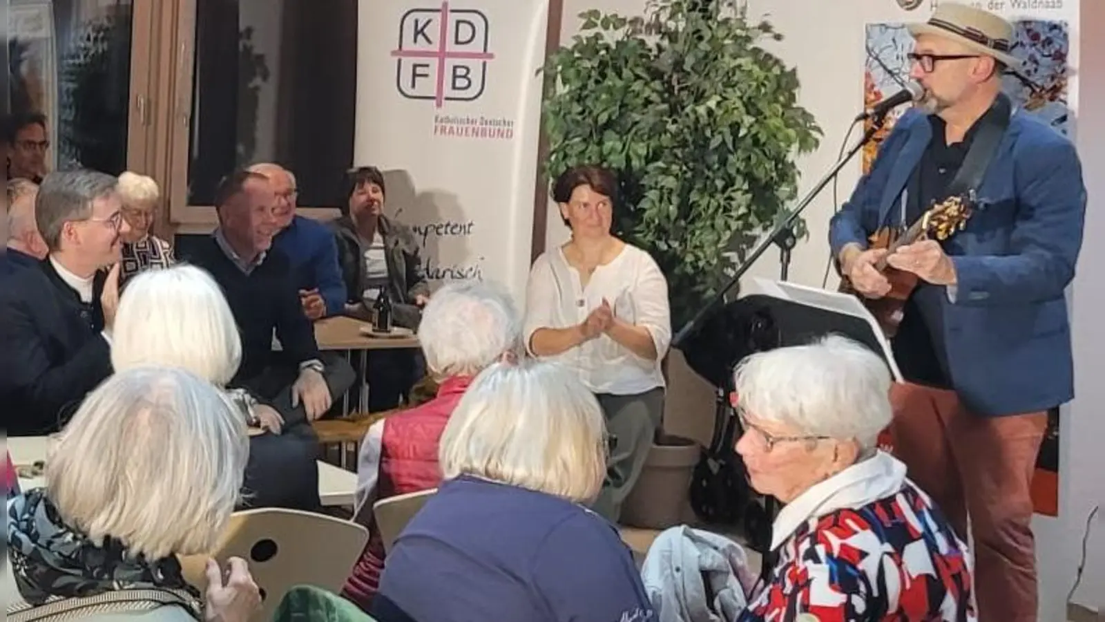 Hubert Treml sorgt für heitere Stimmung im Pfarrheim St. Georg in Neustadt. (Bild: Doris Enzmann)