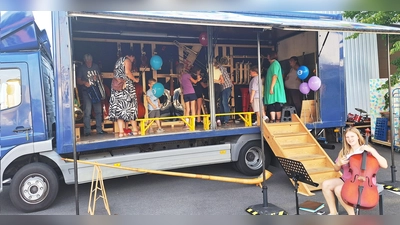 Der Mobile Kulturkiosk lädt Groß und Klein dazu ein, die Welt der Instrumente zu entdecken und selbst auszuprobieren. (Bild: Jessica Müller )
