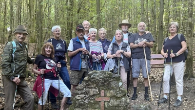 Wandergruppe des OWV Nabburg am Theophiliusbrunnen, unweit vom Gipfel des Eixlberg bei Pfreimd. (Bild: Hans Rachwalik)