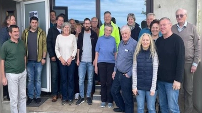 Teilnehmer der Veranstaltung und Gedächtnistafel in der Pfarrkirche St. Pankratius. (Bild: Andreas Bösl)
