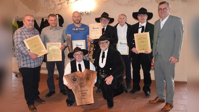 Beim Zunftverein der Maurer und Zimmerer wurden beim 120. Jahrestag der Gründung treue Mitglieder geehrt. Von links Hans-Peter Leitz (40 Jahre), Georg Dechant (40), Alexander Huttner (20) Vorsitzender Günther Bauer (50) Josef Guttenberger (30) und Richard Fischer (40). Rechts Bürgermeister Peter Braun. Vorne knieend Ehrenobermeister Johann Fischer und Wolfgang Assman vom Bruderverein aus Regenstauf, der zum Jubiläum eine Ehrentafel überreichte.  (Bild: Paul Böhm)