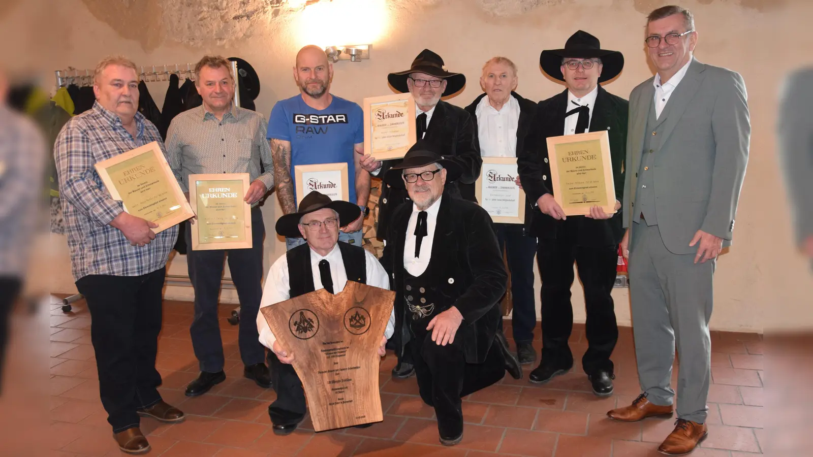 Beim Zunftverein der Maurer und Zimmerer wurden beim 120. Jahrestag der Gründung treue Mitglieder geehrt. Von links Hans-Peter Leitz (40 Jahre), Georg Dechant (40), Alexander Huttner (20) Vorsitzender Günther Bauer (50) Josef Guttenberger (30) und Richard Fischer (40). Rechts Bürgermeister Peter Braun. Vorne knieend Ehrenobermeister Johann Fischer und Wolfgang Assman vom Bruderverein aus Regenstauf, der zum Jubiläum eine Ehrentafel überreichte.  (Bild: Paul Böhm)