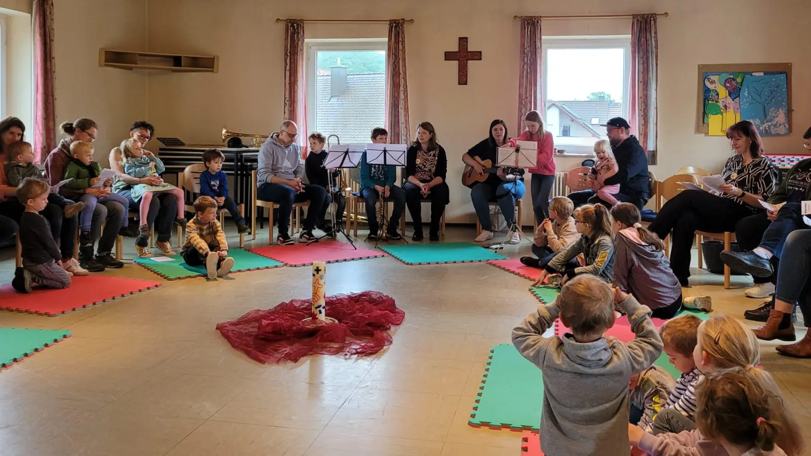 Trotz des Regens wurde ein „himmlischer” Minigottesdienst in Neukirchen gefeiert (Bild: Ann-Kathrin Förderreuther)