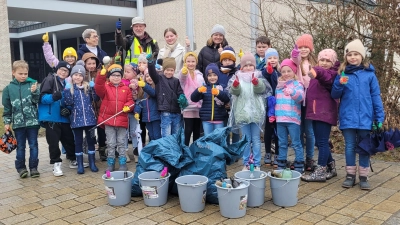 Waldershofer Grundschüler mit dem gesammelten Müll (Bild: Johanna Reger)