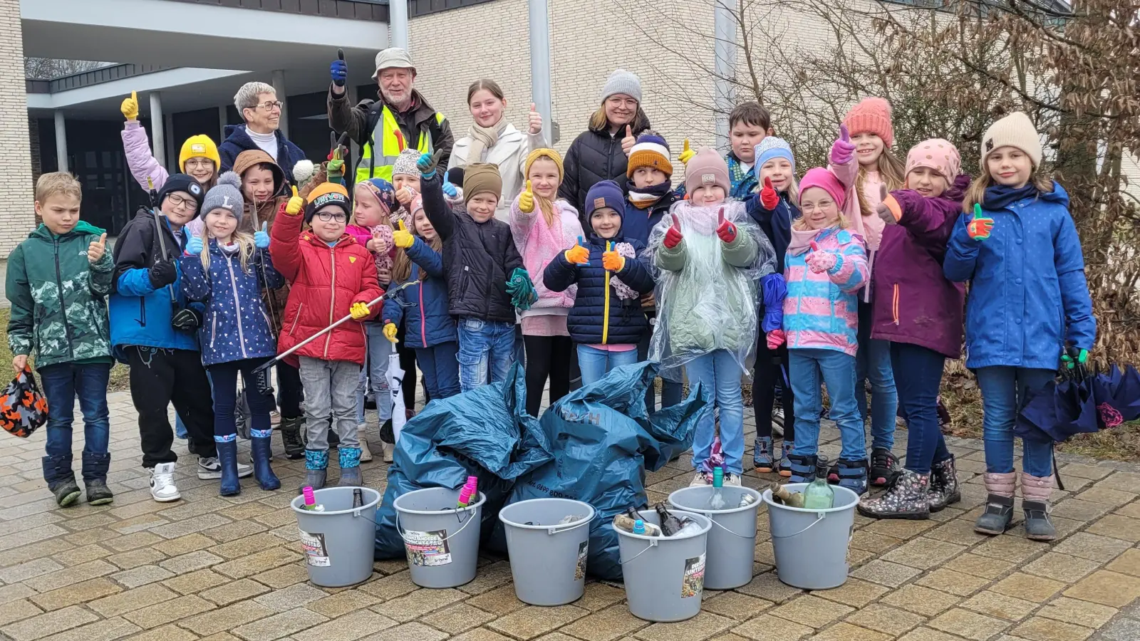 Waldershofer Grundschüler mit dem gesammelten Müll (Bild: Johanna Reger)