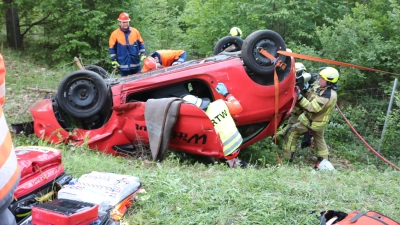 Einen simulierten Verkehrsunfall mussten die Mitglieder der Riedener Jugendfeuerwehr bei der 24-Stunden-Übung anfahren. (Bild: Vera Hollweck)