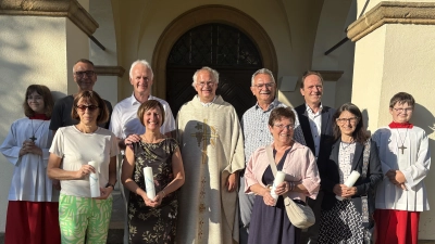 Ehejubilare mit Pfarrer Roland Klein und Ministranten vor der Kirche St. Peter und Paul Neukirchen. (Bild: Brigitte Grimm)