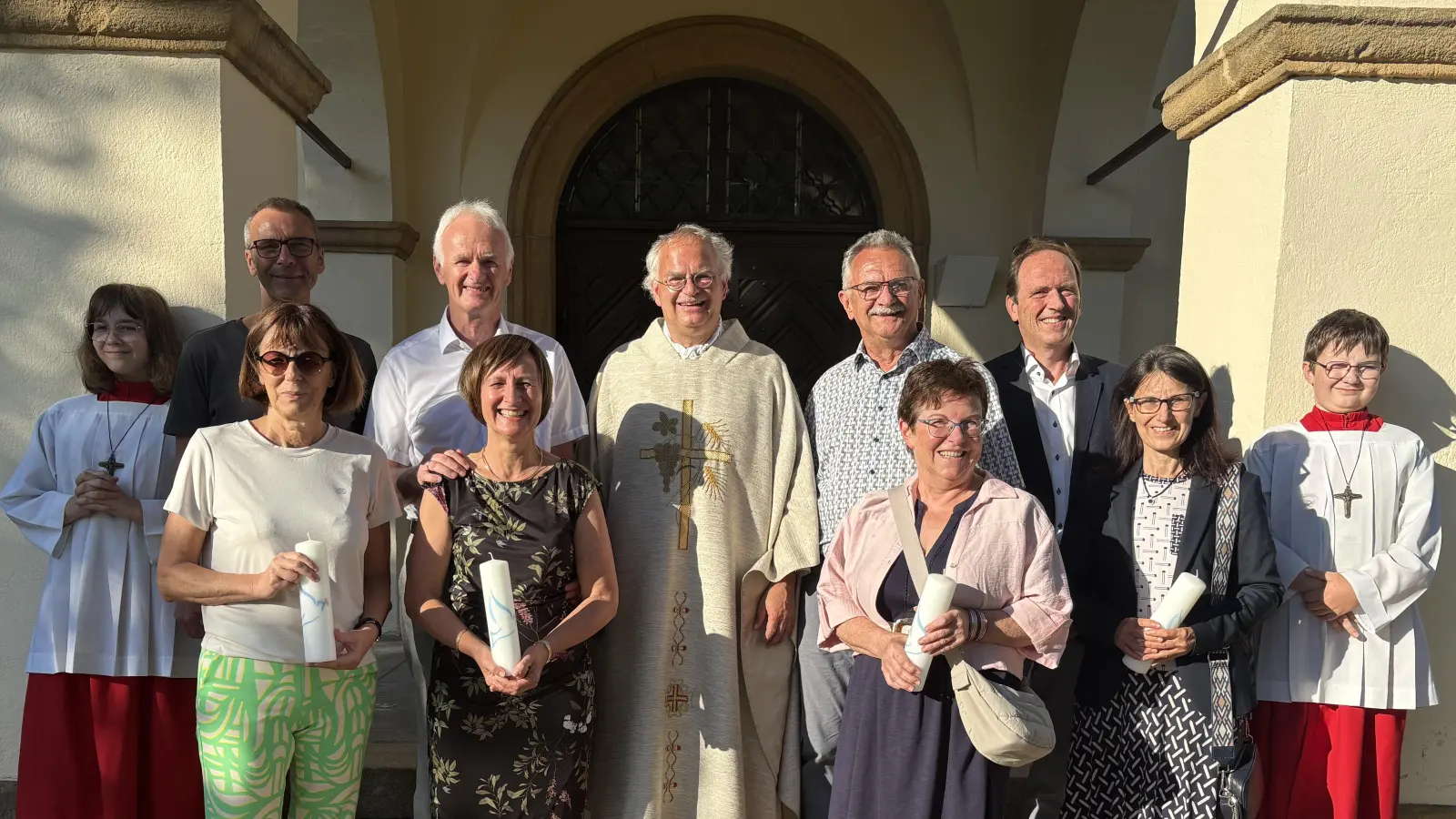 Ehejubilare mit Pfarrer Roland Klein und Ministranten vor der Kirche St. Peter und Paul Neukirchen. (Bild: Brigitte Grimm)