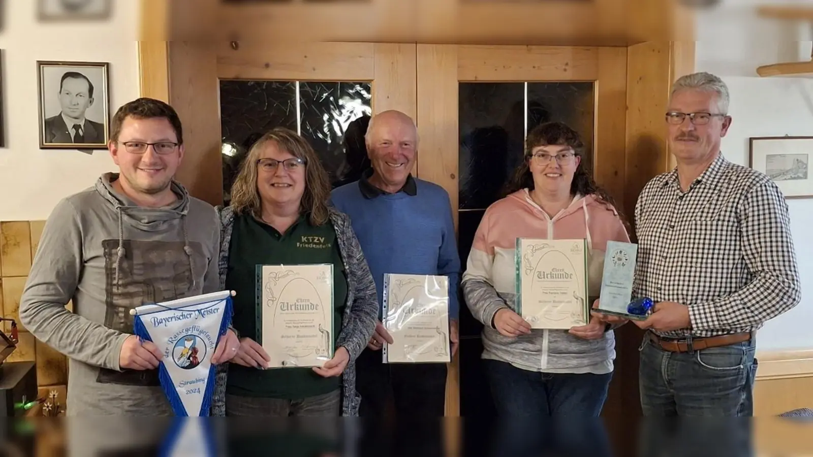 Von li. nach re.: Andreas Hendl, Tanja Hausknecht, Bernhard Schaumberger, Ramona Tretter, Josef Hanauer. (nicht abgebildet: Thomas Kraus sen., Jürgen Krüger und Wolfgang Liedl) Foto: Karin Dostler  (Bild:  Karin Dostler  )