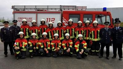 Insgesamt 3 Frauen und 12 Männer stellten sich der Leistungsprüfung. Anwesend waren KBI Martin Weig, KBM Manuel Bock (v.l.) und Kommandant Georg Rauch und KBM Thomas Kleber (v.r.). (Bild: Karl Ziegler)