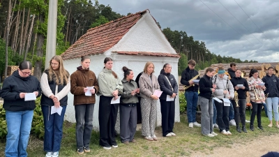 Die Landjugend Unterauerbach und die jungen Musikanten der Blaskapelle Auerbachtal gestalteten die Maiandacht an der Marklbauernkapelle. (Bild: Franz Grabinger)