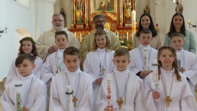 Die Erstkommunionkinder mit Diakon Ulrich Wabra, Pater Jo Jovilla, Konrektorin Sonja Kramer und Religionslehrerin Sophie Wittmann von der Grundschule Leuchtenberg(von links). (Bild: Sieglinde Schärtl)