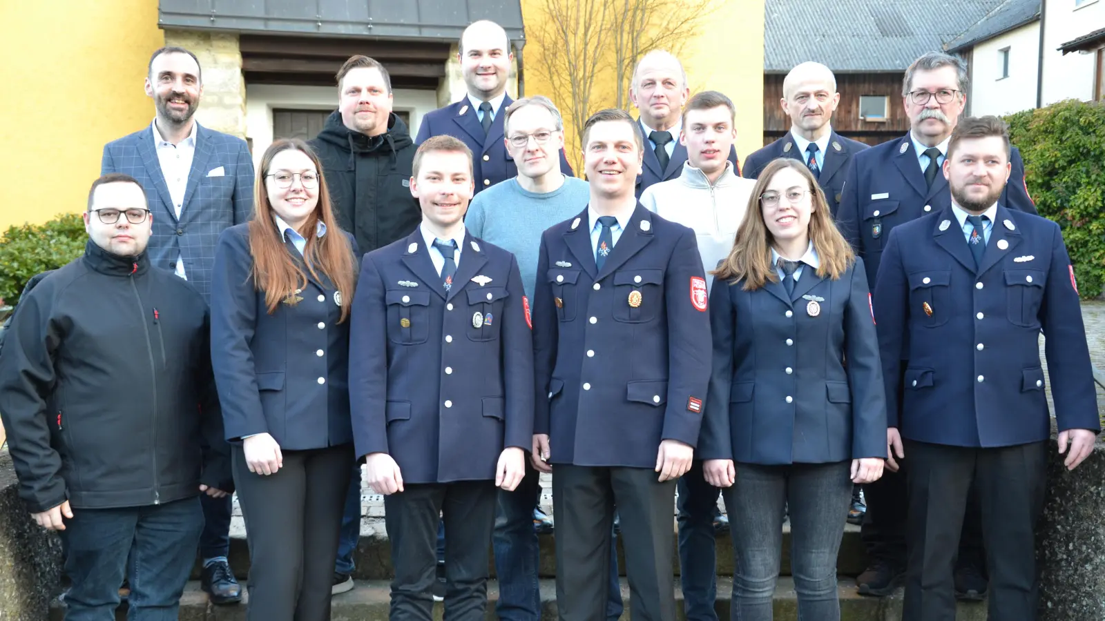 Die neue Vorstandschaft der Feuerwehr Tröbes mit 1. Vorsitzenden Jonas Rom und 2. Vorsitzenden Sebastian Sperl (Dritter und Vierter von links) sowie Kreisbrandrat Marco Saller (hintere Reihe 3. von links), Bürgermeister Armin Bulenda (hinten links) <br>Kreisbrandinspektor Martin Weig (hinten 4. von rechts) sowie Kreisbrandmeister Thomas Kleber (2. Reihe rechts). <br> (Bild: Peter Garreiss)