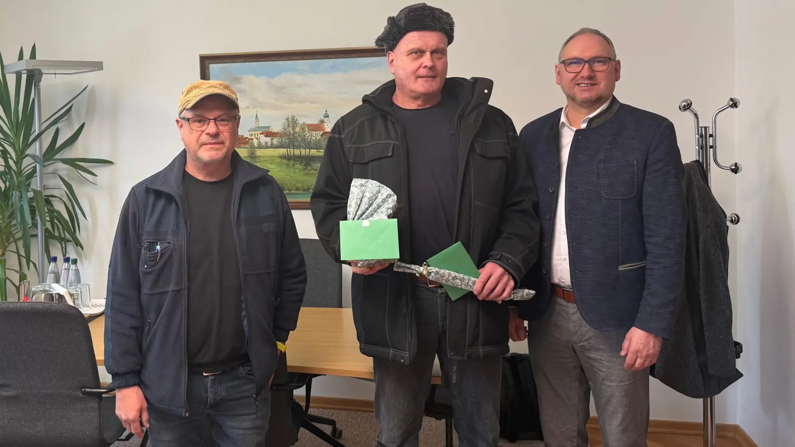 Bürgermeister Richard Kammerer (rechts) verabschiedete Gerhard Piehler (Mitte) in den Ruhestand. Nachfolger Markus Fischer (links) ist bereits im Einsatz.  (Bild: Ulrike Fuhrmann)