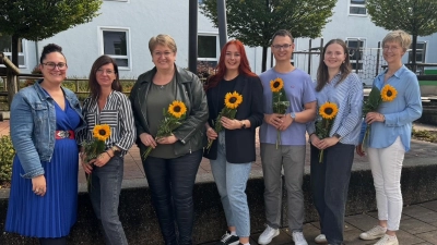 Rektorin Friederike Bösl (rechts) und Konrektorin Julia Kopp (links) begrüßten die neuen Lehrkräfte an der Mittelschule: (von links) Sandra Ferschl, Anita Forster, Juliana Scherr, Marcel Hölzel und Tabea Meiler. (Nicht im Bild: Magdalena Irlbacher) (Bild: Elfriede Weiß )