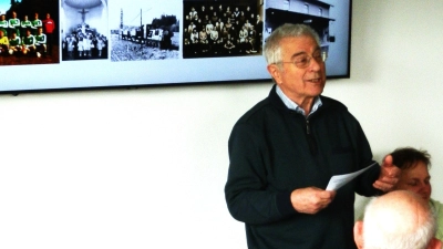 Karl Haberkorn begrüßte im Erzählcafé rd. 60 Besucher. Er lud dazu ein, anhand von Fotos Erinnerungen aufzufrischen und bat darum, den Ortschronisten Unterlagen, z.B. aus Familienalben zur Verfügung zu stellen. (Bild: Friedrich Wölfl)