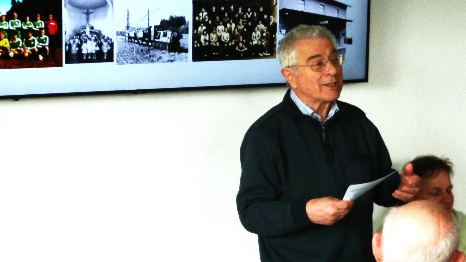 Karl Haberkorn begrüßte im Erzählcafé rd. 60 Besucher. Er lud dazu ein, anhand von Fotos Erinnerungen aufzufrischen und bat darum, den Ortschronisten Unterlagen, z.B. aus Familienalben zur Verfügung zu stellen. (Bild: Friedrich Wölfl)