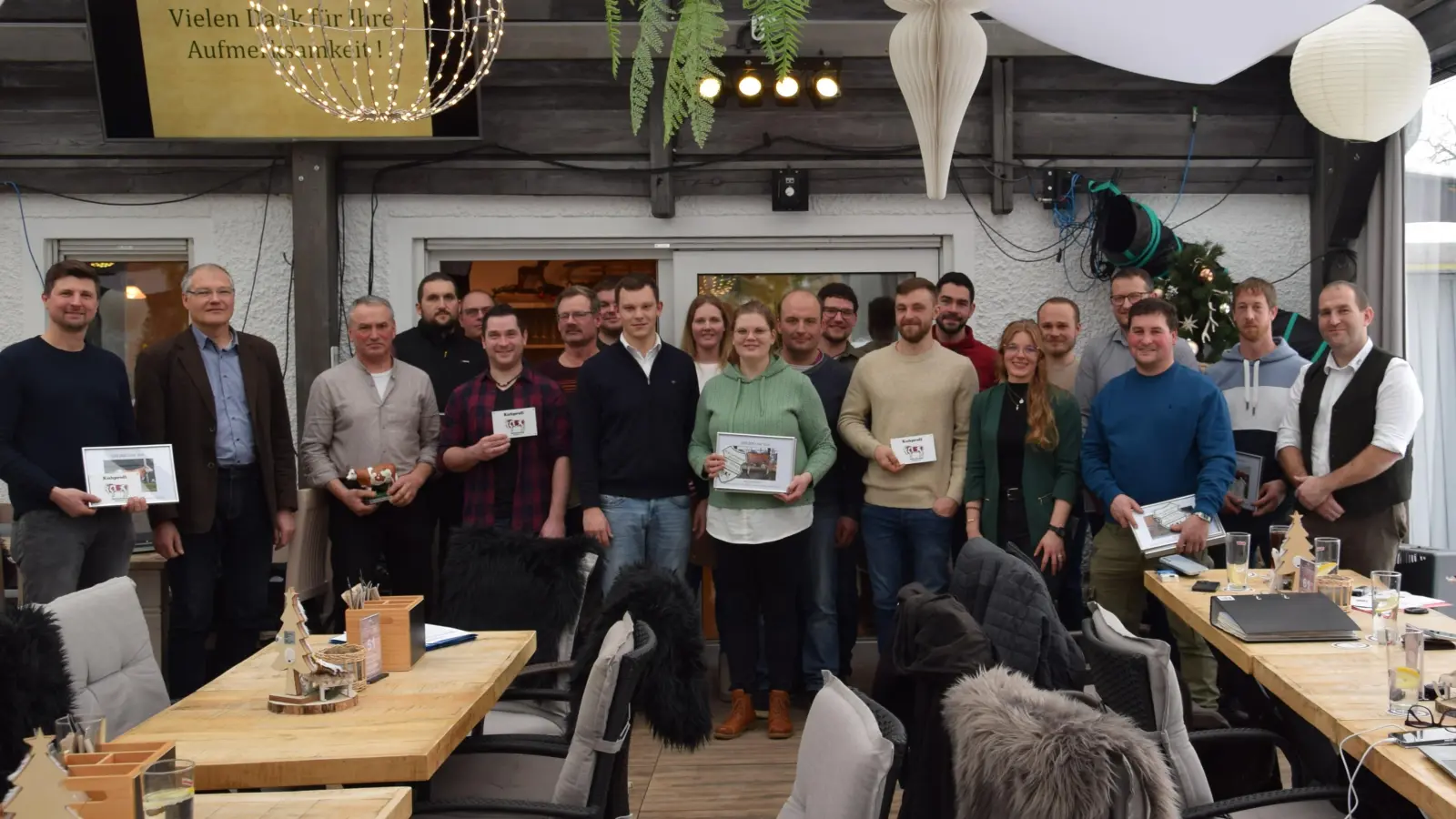 Die Geehrten des Landkreises Tirschenreuth mit den Ehrengästen. (Bild: Julia Steiner)