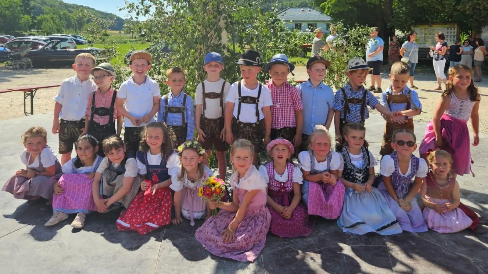 12 Mädchen und 10 Jungen aus der Kita St. Vitus zeigten beim Baumaustanzen in Illschwang ihre tänzerischen und gesanglichen Fähigkeiten. (Bild: Nadine Meier)