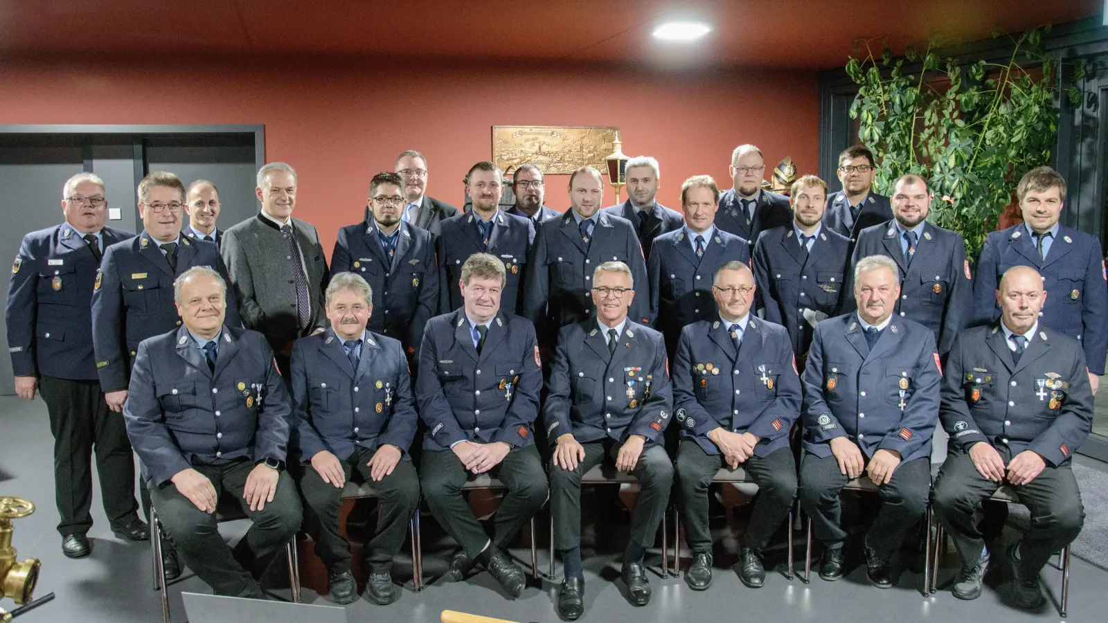 Im Tirschenreuther Gerätehaus fand Ende November der Ehrenabend der Feuerwehren der Gemeindebereiche Mähring und Tirschenreuth statt. Im Bild die geehrten Feuerwehrdienstleistenden mit Kreisbrandmeister Roland Frank (Stehend, Erster von links), Kreisbrandrat Stefan Gleißner (Stehend, Zweiter von links), Kreisbrandinspektor Klaus Schicker (Stehend, Dritter von links), Landrat Roland Grillmeier (Stehend, Vierter von links), Zweiter Bürgermeister der Gemeinde Mähring German Hartmann (Stehend, Sechster von links) sowie Erster Bürgermeister der Stadt Tirschenreuth Franz Stahl (sitzend, Mitte), welcher selbst für 50 Jahre Dienstzeit geehrt wurde. (Bild: Lukas Fenzl)