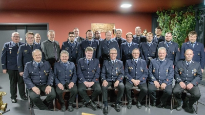 Im Tirschenreuther Gerätehaus fand Ende November der Ehrenabend der Feuerwehren der Gemeindebereiche Mähring und Tirschenreuth statt. Im Bild die geehrten Feuerwehrdienstleistenden mit Kreisbrandmeister Roland Frank (Stehend, Erster von links), Kreisbrandrat Stefan Gleißner (Stehend, Zweiter von links), Kreisbrandinspektor Klaus Schicker (Stehend, Dritter von links), Landrat Roland Grillmeier (Stehend, Vierter von links), Zweiter Bürgermeister der Gemeinde Mähring German Hartmann (Stehend, Sechster von links) sowie Erster Bürgermeister der Stadt Tirschenreuth Franz Stahl (sitzend, Mitte), welcher selbst für 50 Jahre Dienstzeit geehrt wurde. (Bild: Lukas Fenzl)